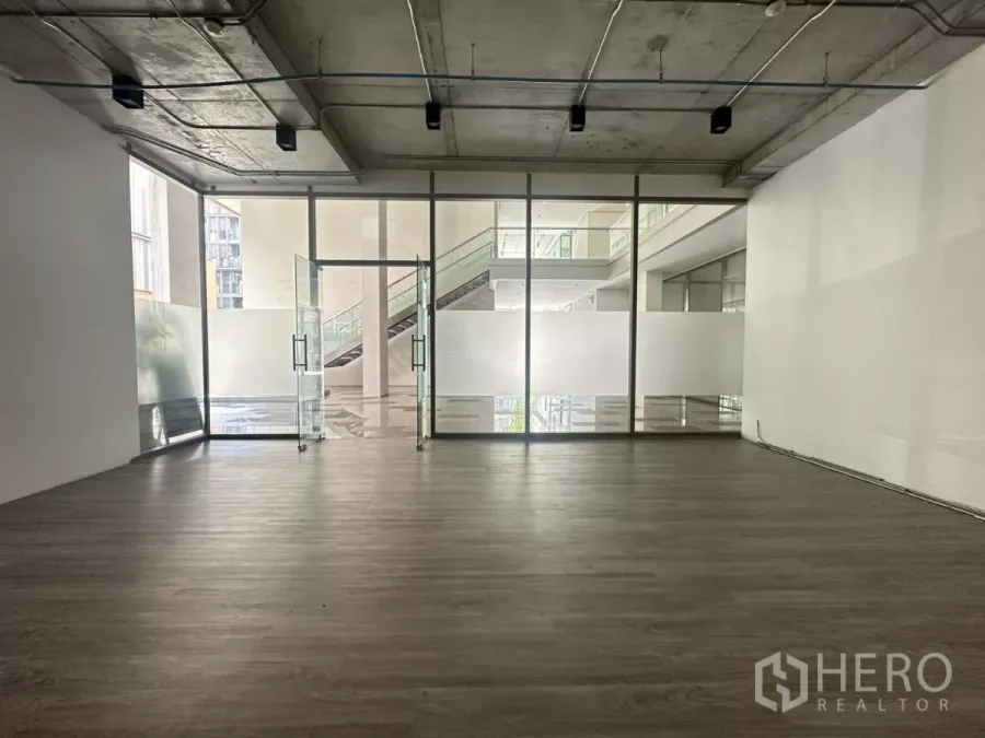 零售空间 出租 - 开放式零售空间，落地玻璃门面与磨砂玻璃，木纹地板与外露天花。