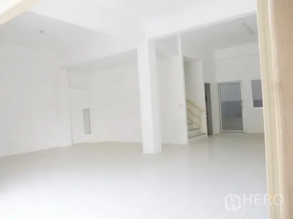 工厂 出租或出售在Pathum Thani - 明亮办公室，白色地砖，通往夹层的楼梯，玻璃门连接仓库。