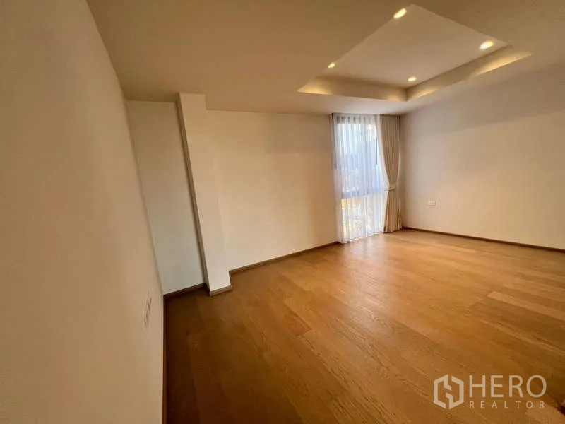 ทาวน์เฮาส์ ให้เช่าในPhra Khanong, Bangkok - ห้องนอนรองขนาดใหญ่ ไฟดาวน์ไลท์ฝ้าหลุมและพื้นไม้