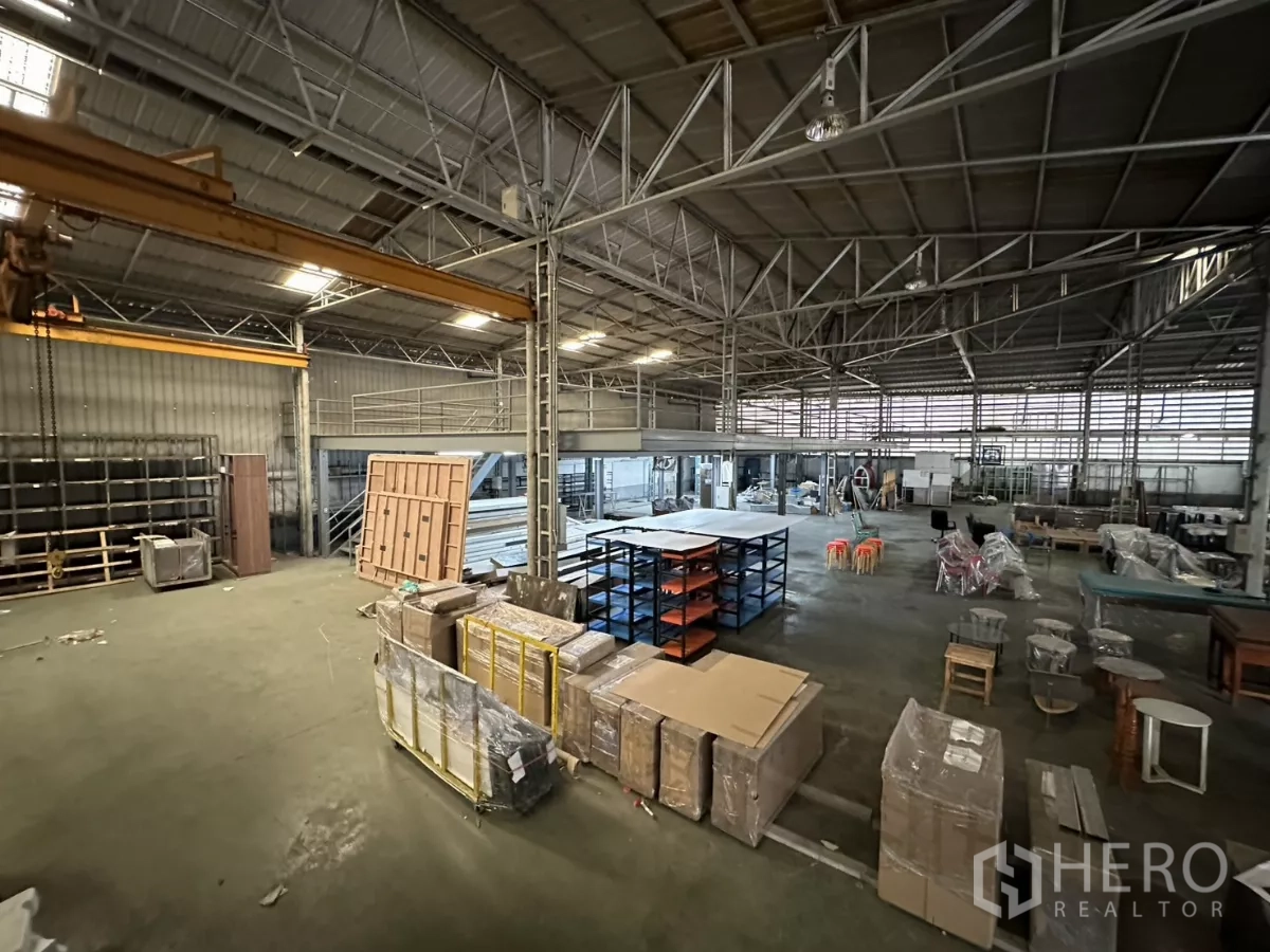 คลังสินค้า ให้เช่าในYan Nawa, Bangkok - เครนโอเวอร์เฮดพาดกลางเหนือพาเลทสินค้า