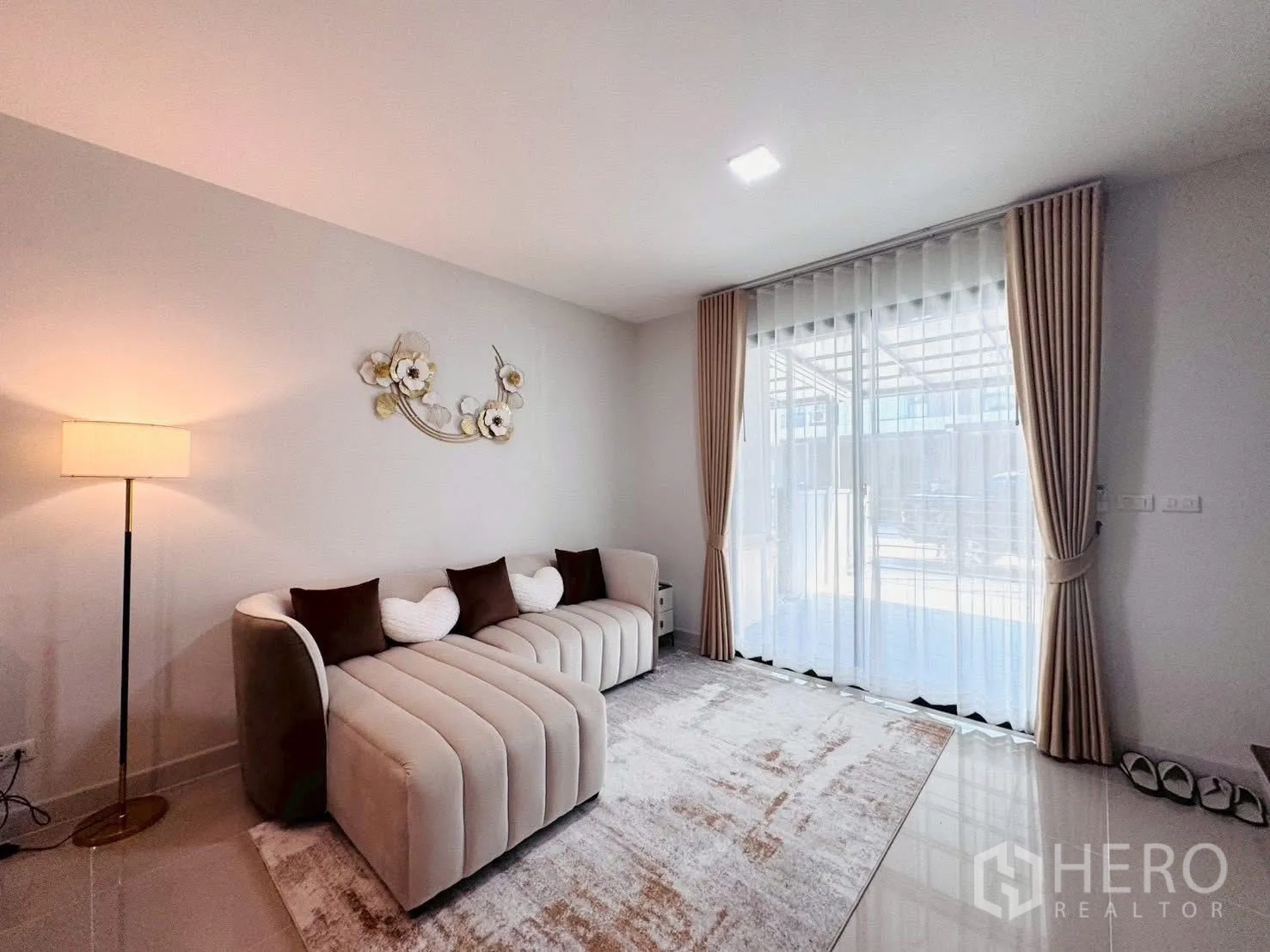 联排别墅 for rent in Bang Phli, Samut Prakan - 明亮客厅，米色沙发，落地推拉玻璃门与纱帘，邦披联排别墅