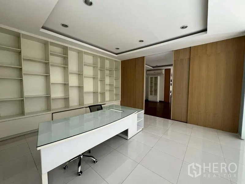 展厅 出租 - 行政办公室，内置书柜与玻璃面办公桌。