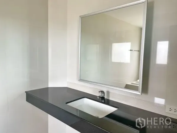 คอนโด ให้เช่าในKhlong Toei, Bangkok - ห้องน้ำเคาน์เตอร์ดำ กระจกบานใหญ่ และอ่างล้างหน้าแบบฝัง