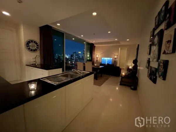 คอนโด ขายในWatthana, Bangkok - บรรยากาศห้องนั่งเล่นตอนกลางคืน เชื่อมระเบียง เห็นแสงไฟเมือง