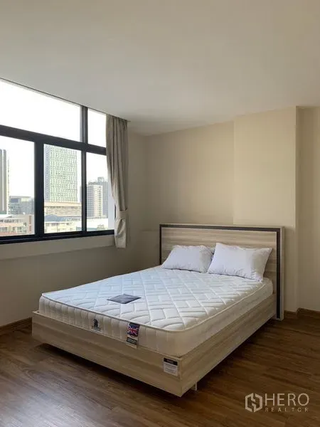 คอนโด ให้เช่า - ห้องนอนพร้อมเตียงและหน้าต่างบานใหญ่ เห็นวิวสกายไลน์