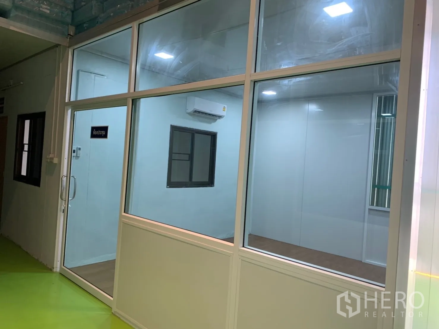 โรงงาน for rent in Khlong Luang, Pathum Thani - ห้องประชุมหรือออฟฟิศกั้นกระจก พร้อมแอร์แบบแยกส่วน