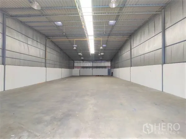 คลังสินค้า ให้เช่าในPathum Thani - ภายในโกดังโล่ง เพดานเหล็กสูง ไฟส่องสว่าง และพื้นคอนกรีตทนทาน
