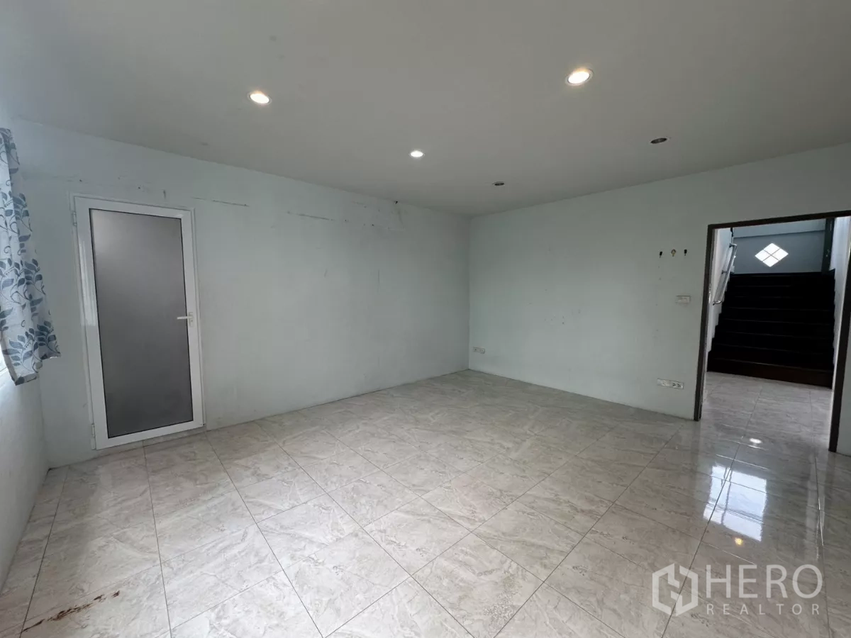 สำนักงานที่บ้าน ให้เช่า - ห้องนอนพร้อมประตูกระจกฝ้า มองเห็นบันไดจากกรอบประตู.