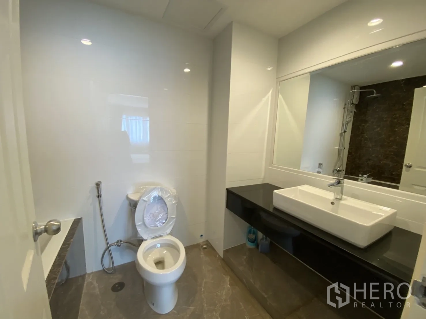 คอนโด ให้เช่าในWatthana, Bangkok - ห้องน้ำสะอาด เคาน์เตอร์หินดำ อ่างสี่เหลี่ยม และกระจกบานใหญ่