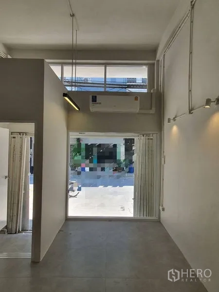 อาคารพาณิชย์ ให้เช่าในPhra Khanong, Bangkok - โซนหน้าร้านมีหน้าต่างกระจกสูงเต็มผนัง แอร์แขวน และเพดานสูง