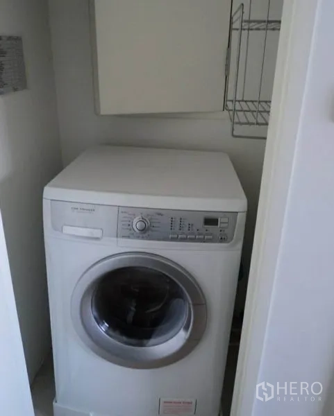 คอนโด ให้เช่าในKhlong Toei, Bangkok - ตู้ซักผ้าพร้อมเครื่องซักผ้าฝาหน้าและชั้นเก็บของ