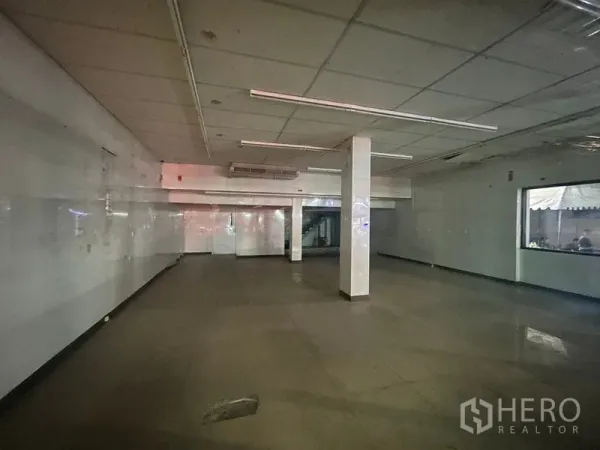 零售空间 出租在Suan Luang, Bangkok - 空置店铺内景，吊顶与日光灯，侧窗可见。