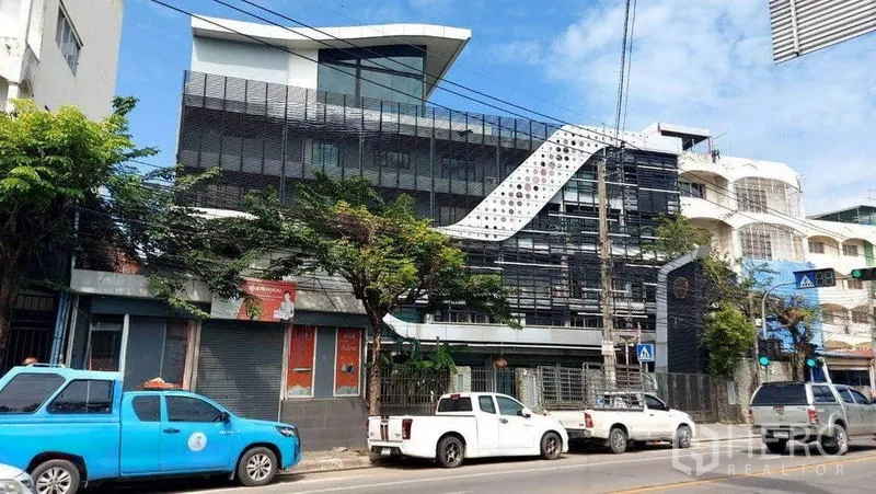 สำนักงานที่บ้าน ให้เช่าในNong Khaem, Bangkok - อาคารโฮมออฟฟิศสไตล์โมเดิร์นหลายชั้นติดถนนใหญ่ในเขตหนองแขม กรุงเทพฯ พร้อมที่จอดรถและฟาซาดโลหะ