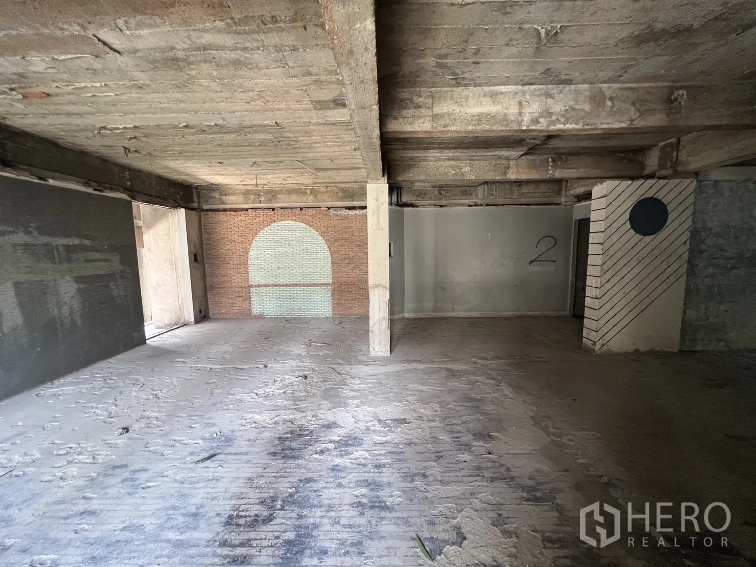店屋 for rent in Bang Rak, Bangkok - 深长大厅，多扇窗户与纹理混凝土地面。