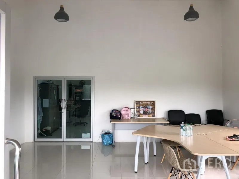 โรงงาน ให้เช่าหรือขายในWang Noi, Phra Nakhon Si Ayutthaya - ออฟฟิศและพื้นที่ประชุมสว่างไสว กั้นกระจกบานเลื่อนและโคมไฟแขวน