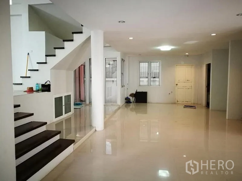 独立式住宅 出租在Phra Khanong, Bangkok - 开放式一层空间，配现代楼梯、立柱与抛光地面。