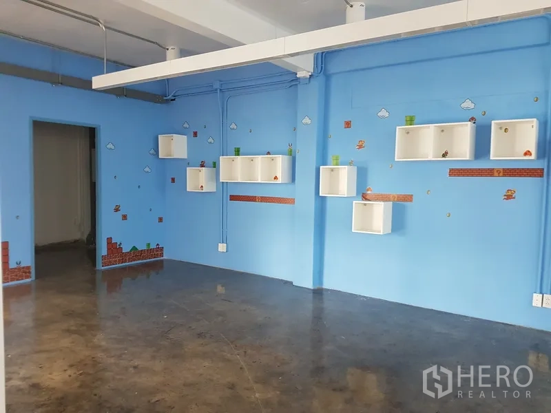 สำนักงานที่บ้าน ขายในKhlong Toei, Bangkok - สำนักงานโล่ง ผนังสีม่วงและประตูกระจก