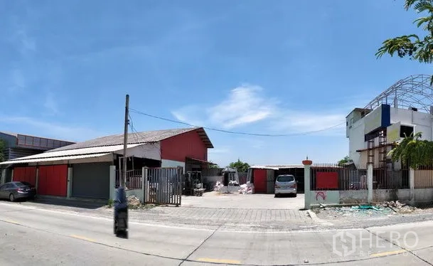 Warehouse for rent or sale in Lam Luk Ka, Pathum Thani - Street-front gated warehouse compound with a wide concrete yard in Lam Luk Ka, Pathum Thani.