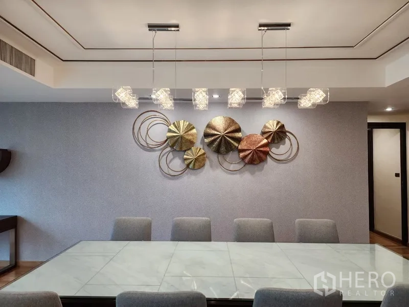公寓 出租在Khlong Toei, Bangkok - 餐厅艺术装饰墙与现代吊灯