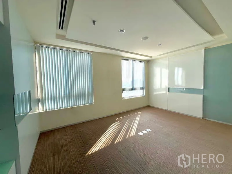 办公空间 出租在Chatuchak, Bangkok - 转角会议室，两面窗户，自然采光柔和