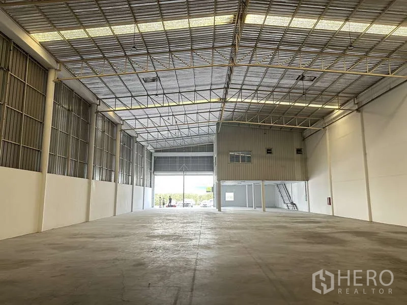 工厂 出租在Khlong Luang, Pathum Thani - 面向大卷闸入口的宽阔库区，带高架办公室。
