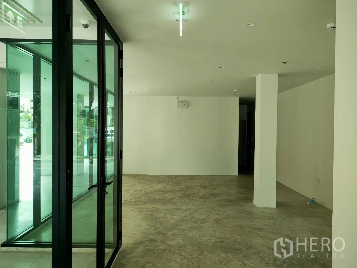 พื้นที่ขายปลีก ให้เช่าในKhlong Toei, Bangkok - พื้นที่ร้านแบบโอเพ่นแพลน มีกระจกประตูเข้า เพดานติดไฟ และเสากลางห้อง