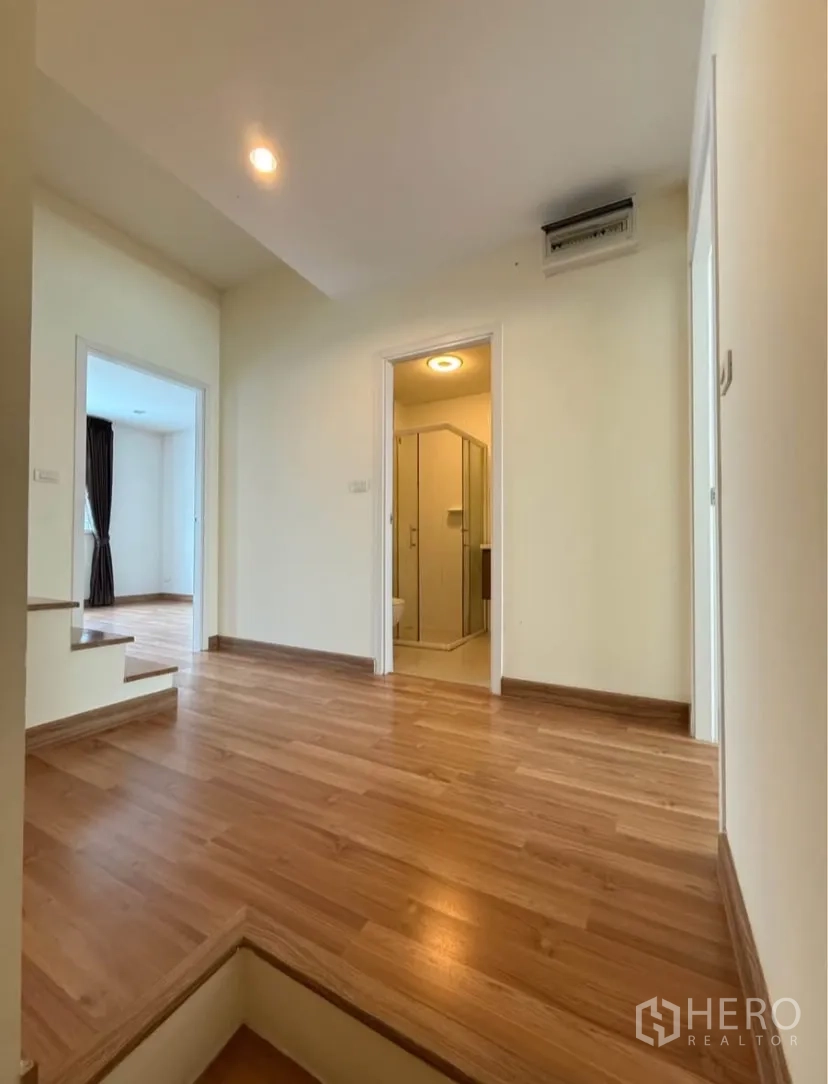 ทาวน์เฮาส์ ให้เช่าในSuan Luang, Bangkok - โถงชั้นบนเชื่อมต่อห้องนอนและห้องน้ำ พื้นไม้ลามิเนต