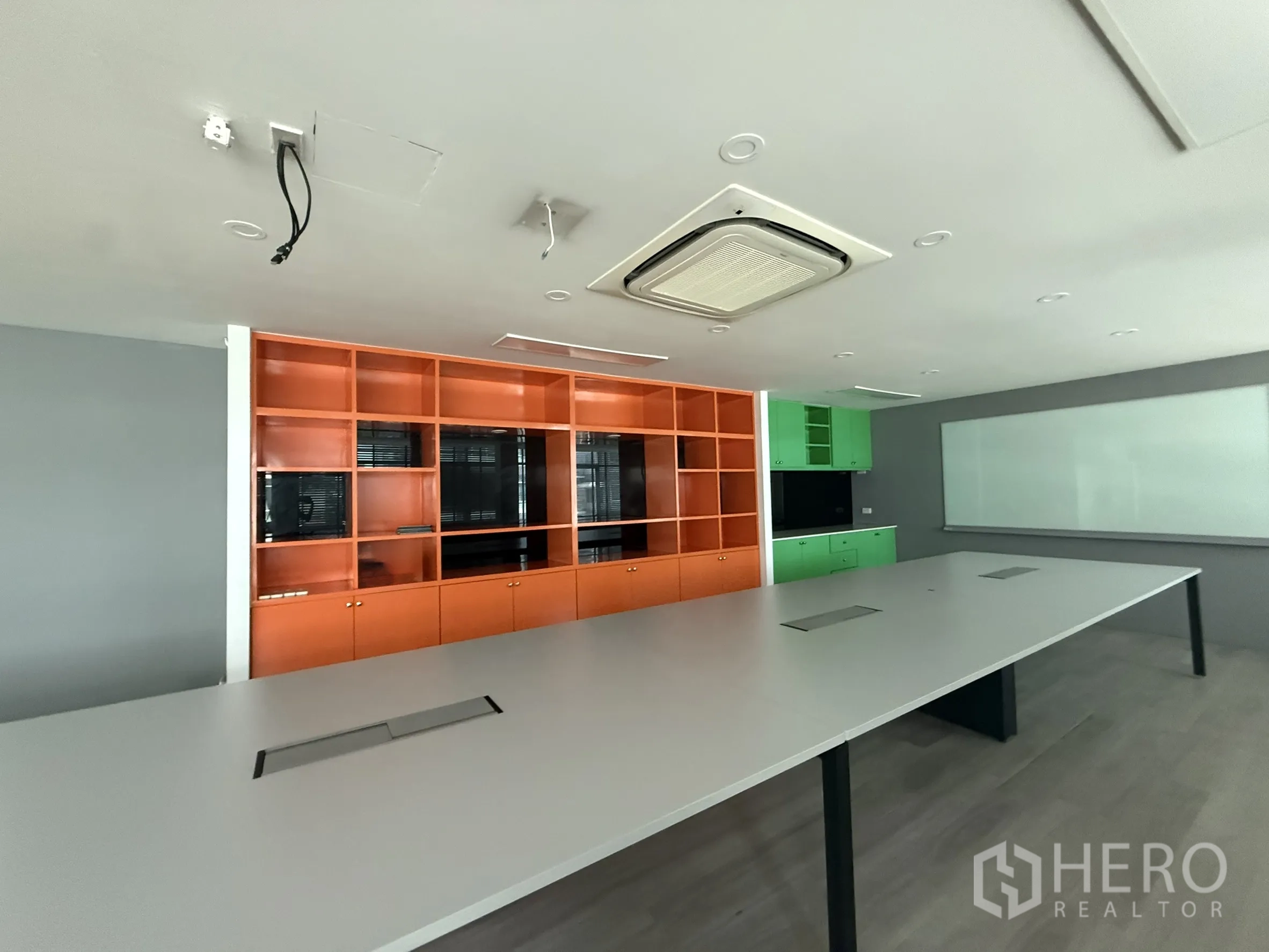 สำนักงาน ให้เช่าในBueng Kum, Bangkok - ตู้และชั้นบิ้วท์อินสีส้ม‑เขียวในโซนประชุมแบบใกล้ชิด
