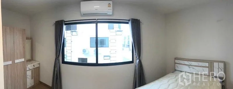 联排别墅 出租或出售在Prawet, Bangkok - 第二卧室配床、衣柜、窗帘与壁挂式空调。