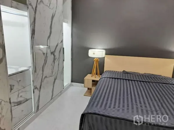 คอนโด ให้เช่าในKhlong Toei, Bangkok - มุมมองตู้เสื้อผ้าบิลท์อินลายหินอ่อนเงางามข้างเตียง บรรยากาศอบอุ่น