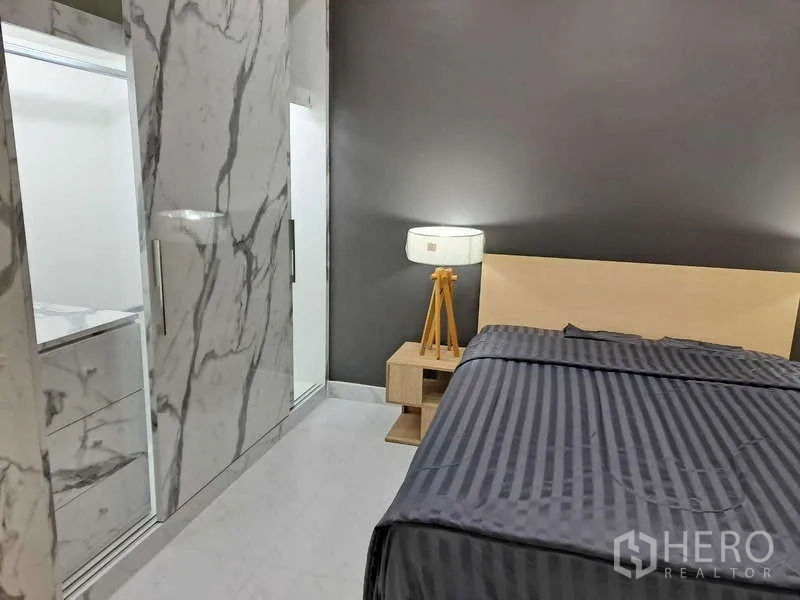 คอนโด ให้เช่าในKhlong Toei, Bangkok - มุมมองตู้เสื้อผ้าบิลท์อินลายหินอ่อนเงางามข้างเตียง บรรยากาศอบอุ่น