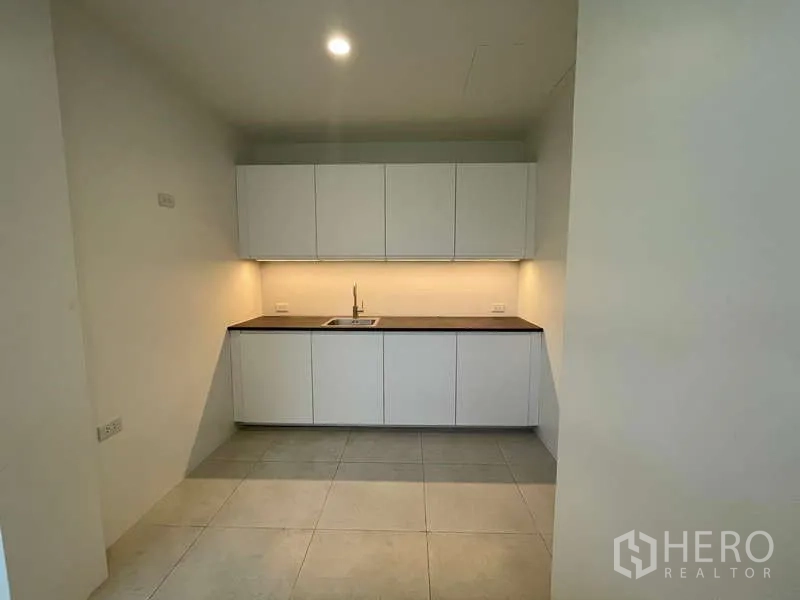 สำนักงานที่บ้าน ให้เช่าในDon Mueang, Bangkok - แพนทรีบิลท์อิน ตู้สีขาว พร้อมไฟส่องใต้ตู้