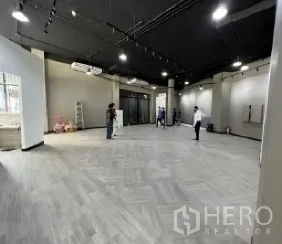 พื้นที่ขายปลีก ให้เช่าในKhlong Toei, Bangkok - พื้นที่ค้าปลีกกว้างขวาง มีเสา โคมไฟราง และแปลนเปิดโล่ง เหมาะทำโชว์รูม/สตูดิโอ