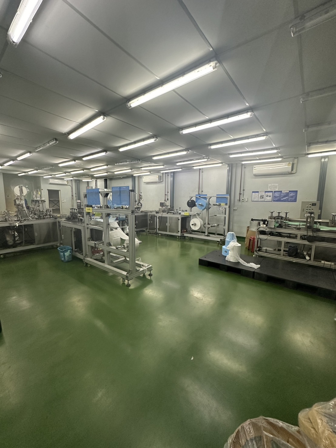 货栈 出租或出售在Lam Luk Ka, Pathum Thani - 制造间配备多台设备、空调与平整绿色地面。