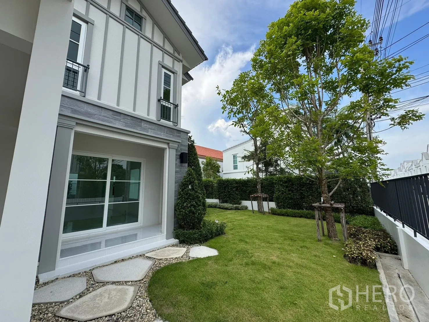 Detached House for rent in Bang Phli, Samut Prakan - Green front garden with stepping stones, trees and trimmed hedges.