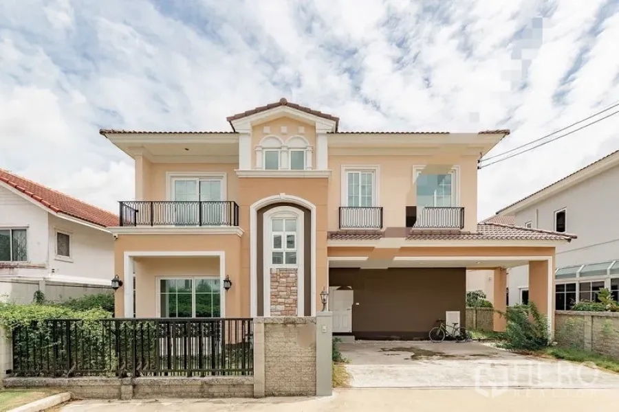 บ้าน ให้เช่าหรือขายในBang Khen, Bangkok - ด้านหน้าบ้านเดี่ยว 2 ชั้น มีระเบียง หน้าบ้านมีรั้ว และที่จอดรถในร่ม