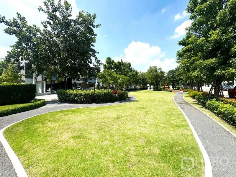 ทาวน์เฮาส์ ให้เช่าในBang Phli, Samut Prakan - สวนส่วนกลาง ทางเดินโค้งและต้นไม้ใหญ่