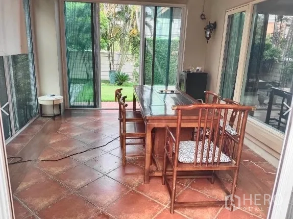 Detached House for rent in Huai Khwang, Bangkok - Enclosed patio with sliding glass doors and dining table