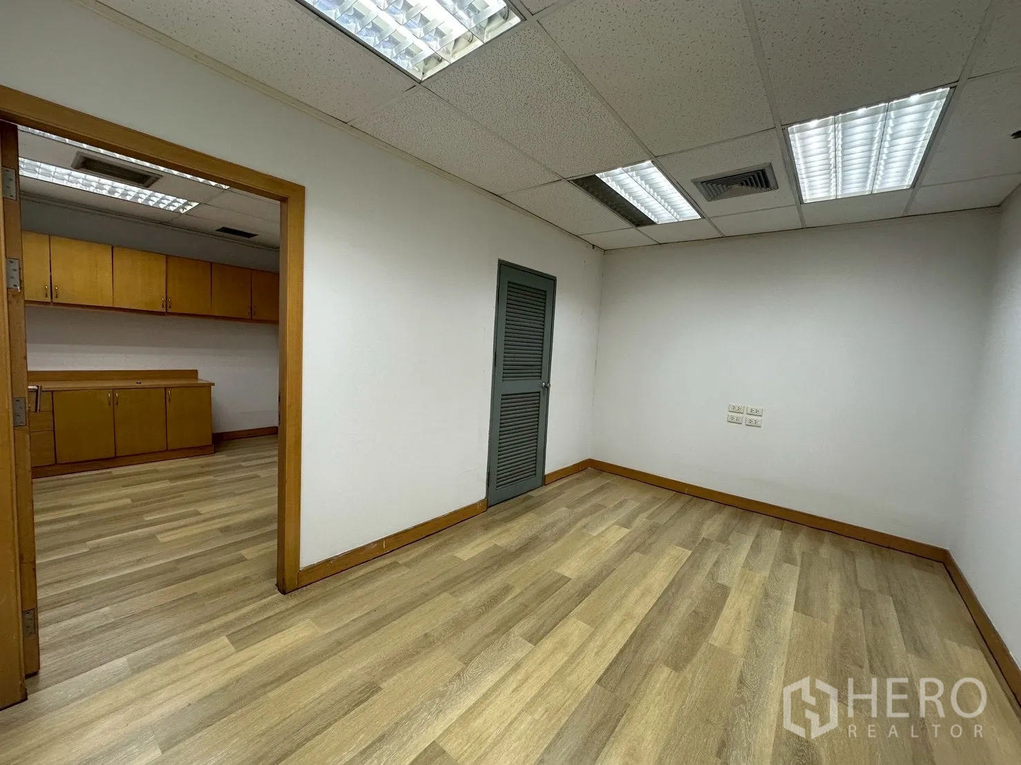 สำนักงาน ให้เช่า - ห้องเอนกประสงค์ขนาดเล็ก เชื่อมต่อพื้นที่เก็บของพร้อมบานเกล็ด