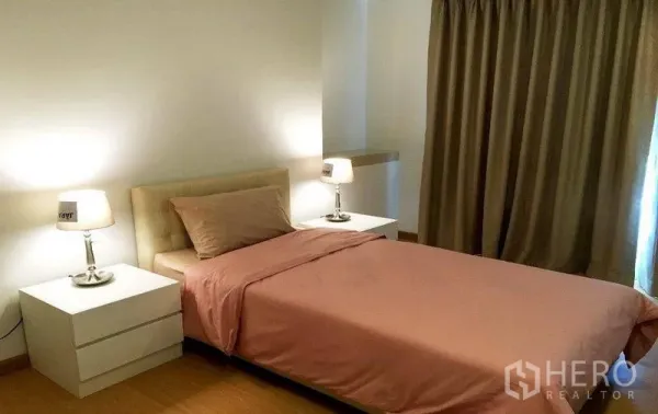 อพาร์ทเมนท์ ให้เช่าในKhlong Toei, Bangkok - ห้องนอนอบอุ่น เตียงคู่ โต๊ะข้างเตียงพร้อมโคมไฟ และผ้าม่านทึบแสง