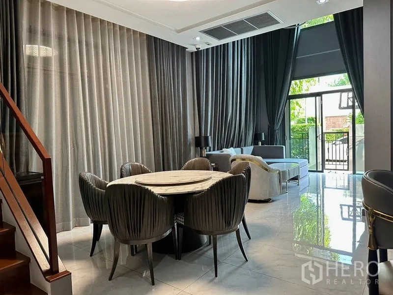 บ้าน ให้เช่าในPhra Khanong, Bangkok - โซนทานข้าว โต๊ะหินอ่อนกลม เก้าอี้กำมะหยี่ และผ้าม่านสูง