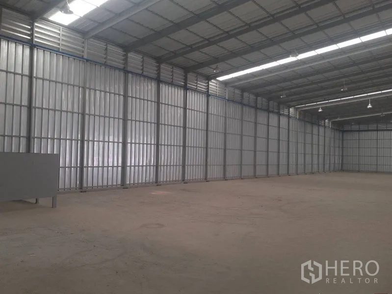คลังสินค้า ให้เช่าในNong Chok, Bangkok - พื้นที่ภายในช่วงยาว ผนังเมทัลชีทและสกายไลต์ยาว