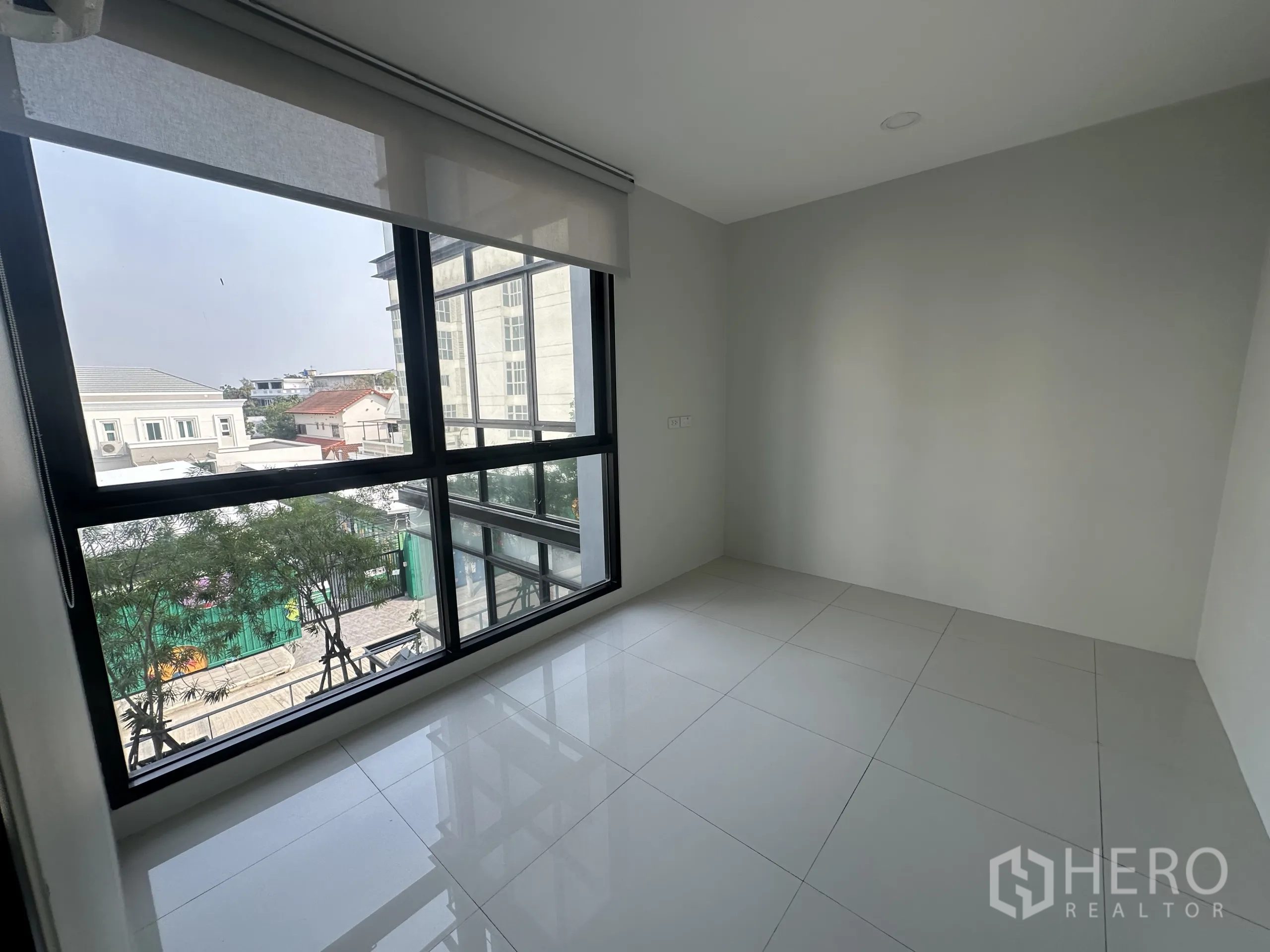 สำนักงาน ให้เช่าในPrawet, Bangkok - ห้องสว่าง หน้าต่างใหญ่ มองเห็นต้นไม้และบ้านใกล้เคียง