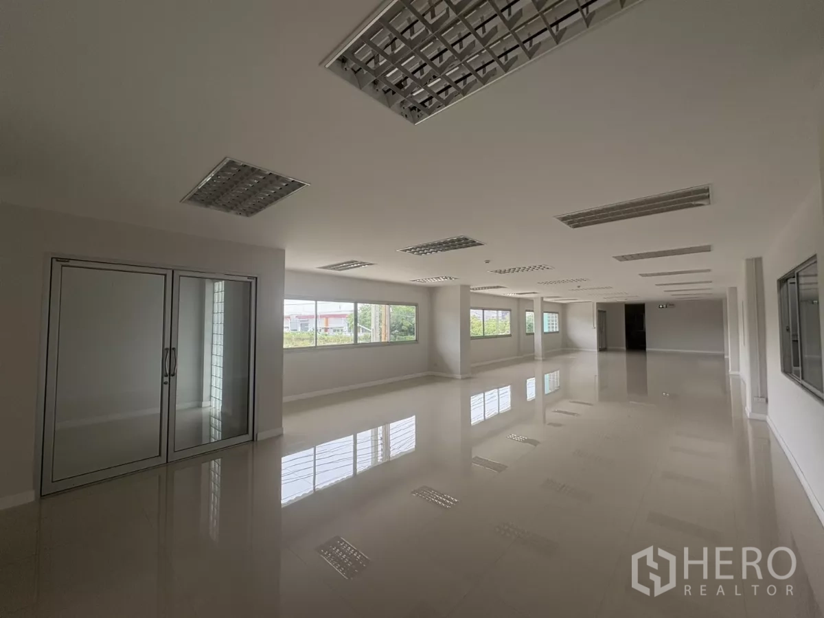 工厂 出租在Bang Phli, Samut Prakan - 大型办公空间，环窗与嵌入式荧光灯