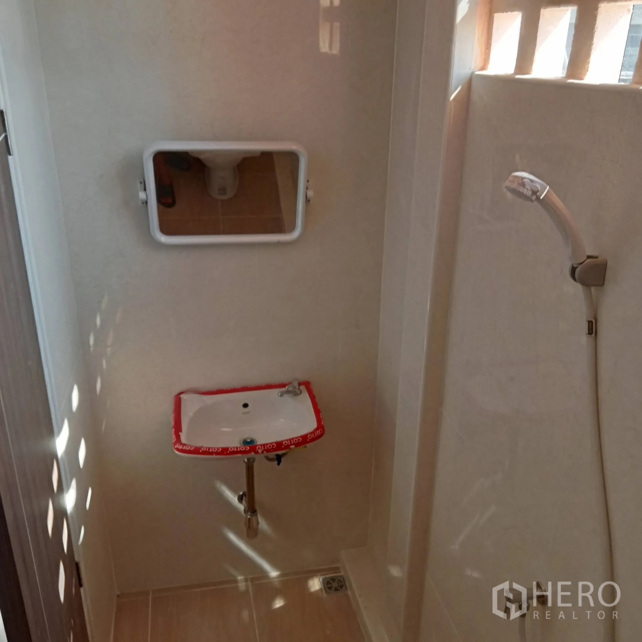 Warehouse for rent in Bang Phli, Samut Prakan - Staff bathroom with sink, mirror and handheld shower.