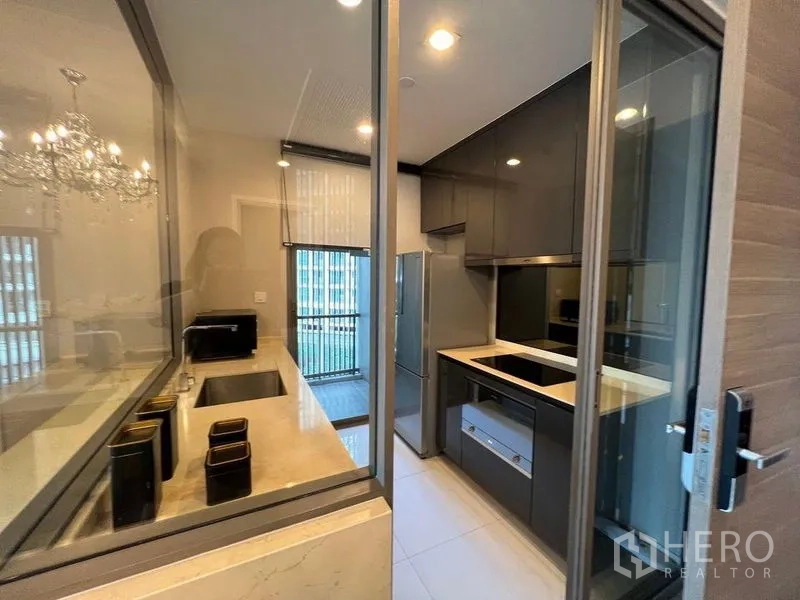 คอนโด ให้เช่าในWatthana, Bangkok - ครัวปิดทันสมัย ท็อปหินและเครื่องใช้ไฟฟ้าครบ