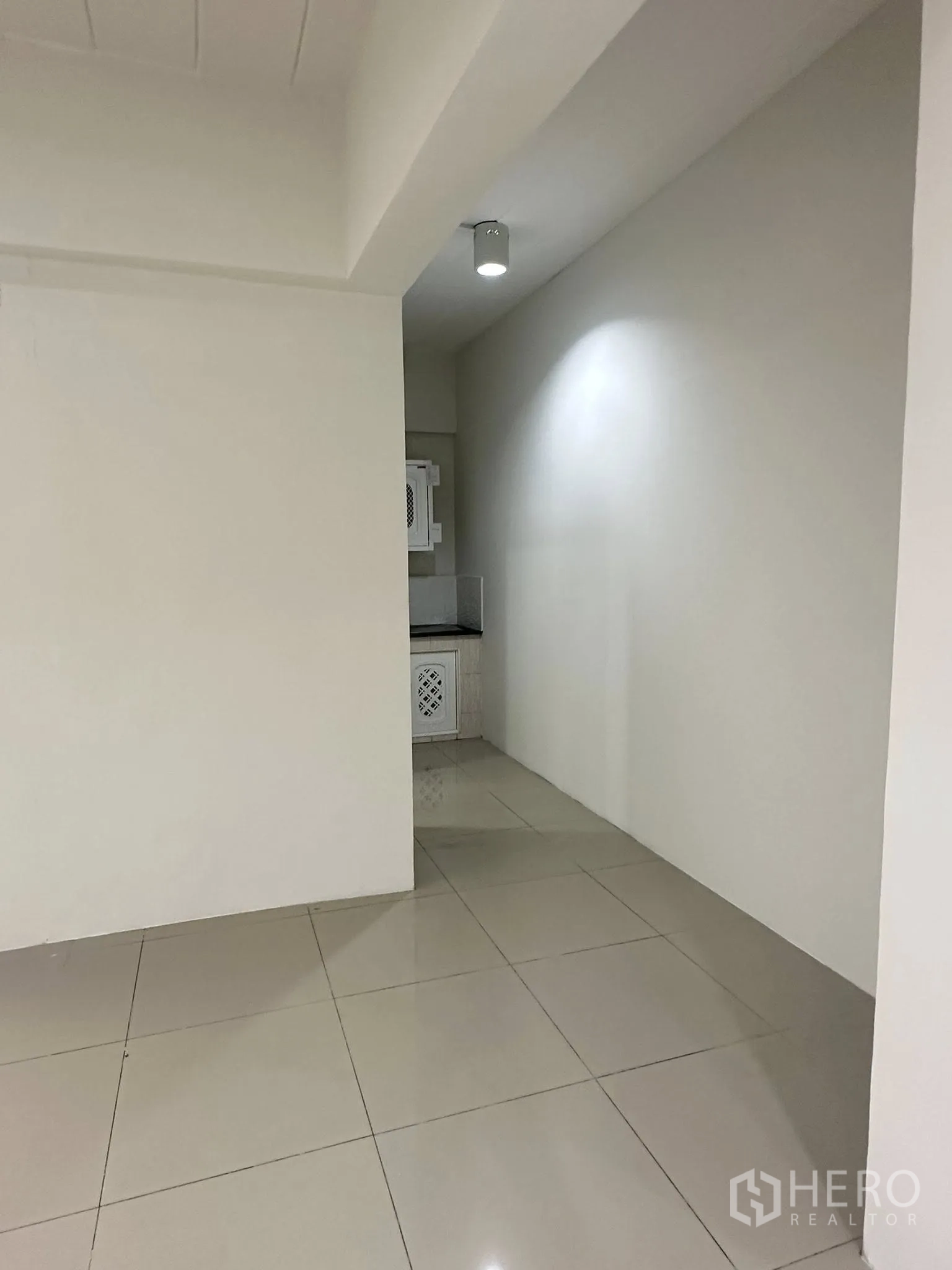 สำนักงาน ให้เช่าในWatthana, Bangkok - มองจากโถงหลักไปยังซอกแพนทรีพร้อมไฟเพดาน