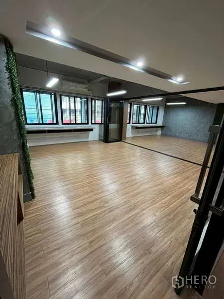 สำนักงาน ให้เช่าในSamphanthawong, Bangkok - พื้นที่ทำงานโล่งพร้อมผนังกระจก โต๊ะยาวริมหน้าต่าง และไฟฝังฝ้า