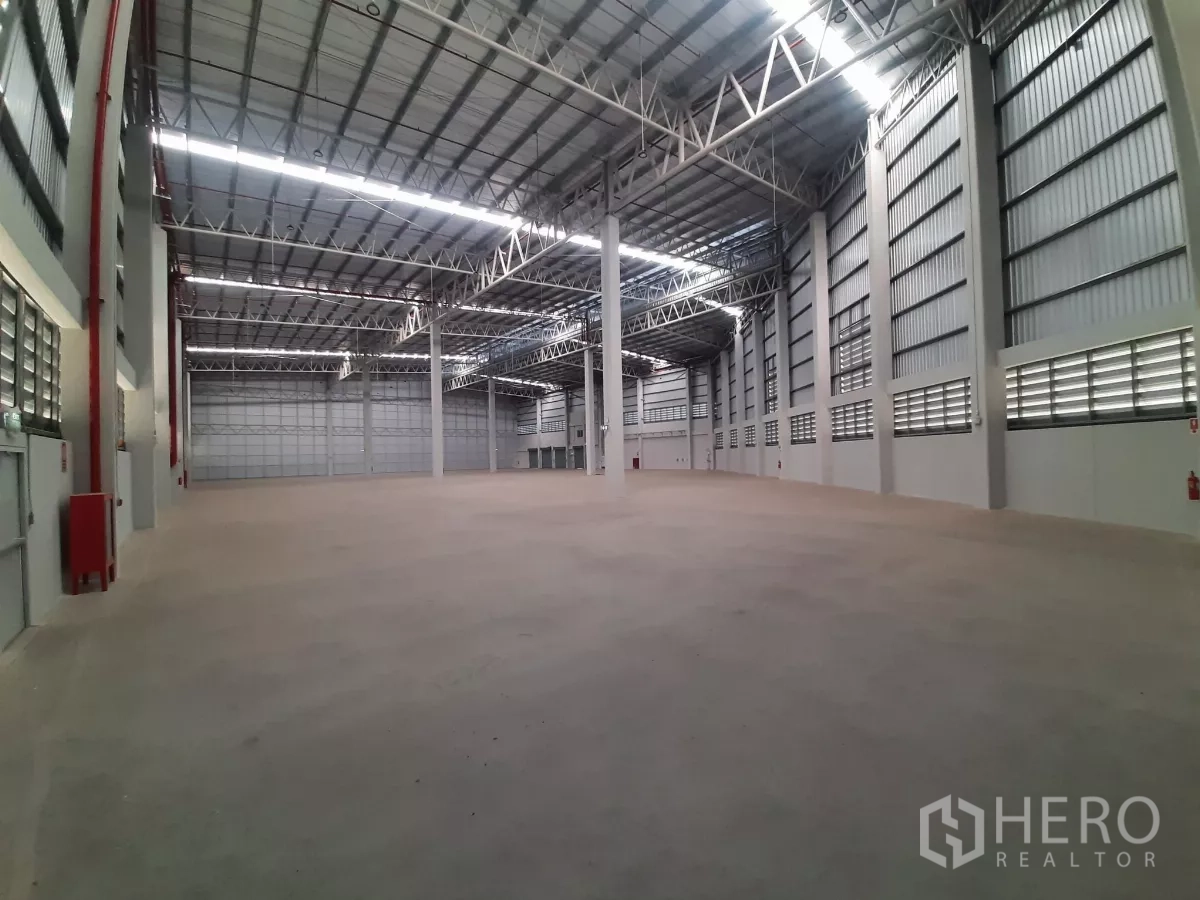 Factory for rent in Bang Lamung, Chon Buri - Exterior loading bays with canopies, ramps and a wide maneuvering yard.