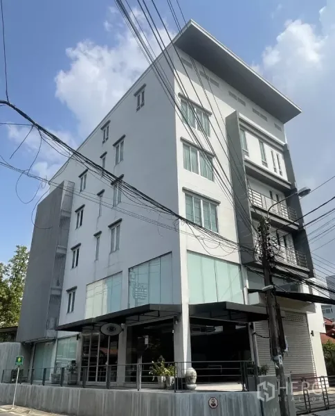 Home Office for rent in Suan Luang, Bangkok - Modern 4.5-storey home office exterior with corner glass façade and awnings in the Rama 9 area of Suan Luang, Bangkok.